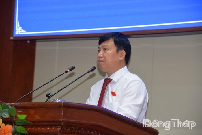 Đồng chí Lê Quang Trí, Ủy viên UBND tỉnh, Giám đốc Sở Giáo dục và Đào tạo trình bày tóm tắt Tờ trình kèm dự thảo Nghị quyết quy định chính sách hỗ trợ bữa ăn đối với trẻ em, học sinh Trường Nuôi dạy trẻ khuyết tật tỉnh Đồng Tháp.