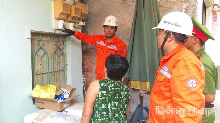 Hướng dẫn người dân sử dụng điện an toàn và cách kiểm tra hệ thống điện trong gia đình. Ảnh: Hoài Thảo