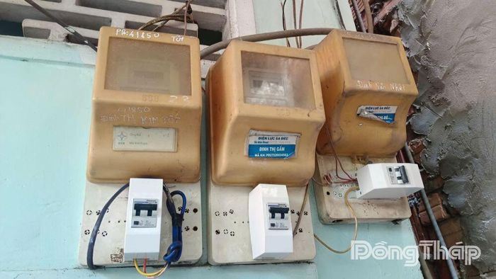 Hệ thống cầu dao chống cháy, chống giật được lắp đặt ở các hộ dân. Ảnh: Hoài Thảo