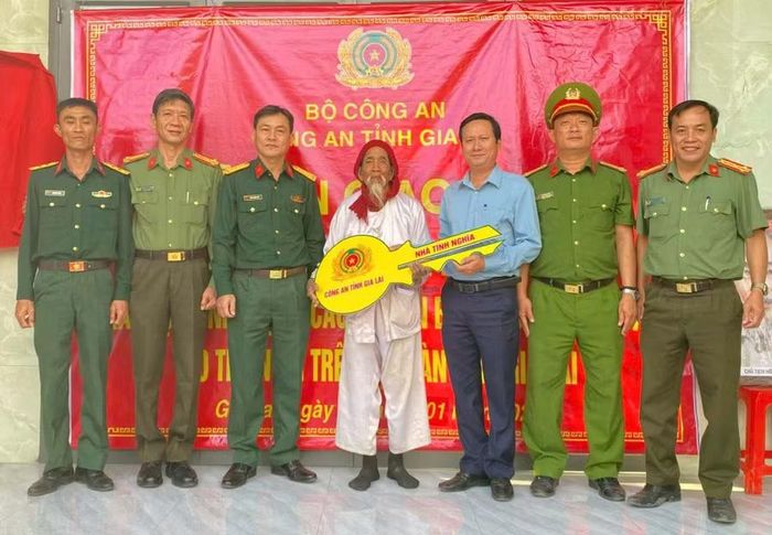  Đại diện Phòng ANCTNB cùng các đơn vị trao nhà cho người dân xã Xuân An trong Chiến dịch Quang Trung. Ảnh: ĐVCC 
