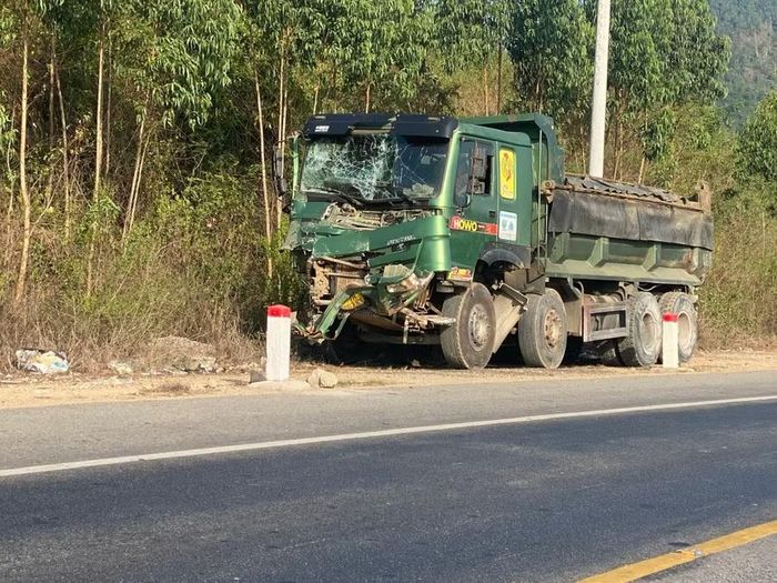  Xe ben va chạm với xe khách. Ảnh: ĐVCC 