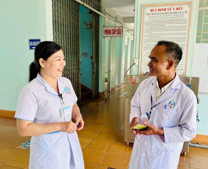  Điều dưỡng viên Bùi Thị Hiền trao đổi công việc với lãnh đạo Trung tâm Y tế Đức Cơ. Ảnh: N.N 