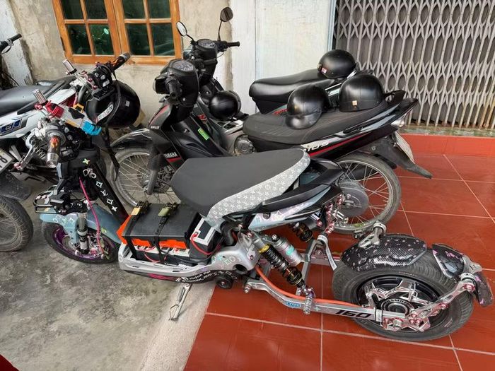  Một chiếc xe độ chế với những chiếc ắc quy được xếp chồng lên nhau thành 2 hàng. Ảnh: Nguyễn Chơn 