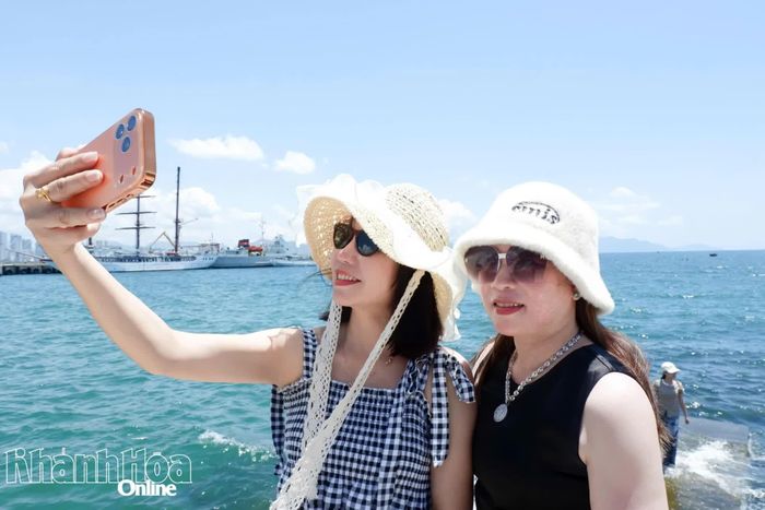 Chị Trần Thị Ngọc Châu ở phường Bắc Cam Ranh (bìa phải) chia sẻ: “Khi thấy hình ảnh bờ kè làng Chụt trên mạng xã hội, tôi đã hẹn bạn thân cùng đến đây để lưu lại những khoảnh khắc tuyệt đẹp này”.