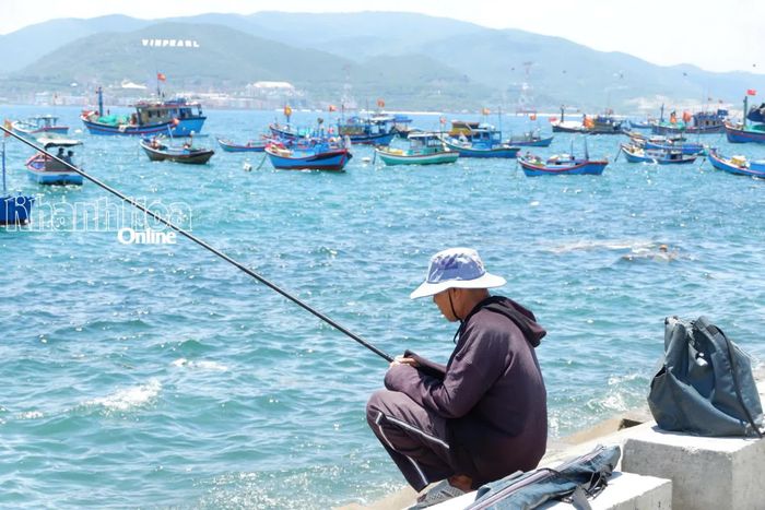 Không chỉ là địa điểm chụp ảnh được du khách yêu thích, nơi đây còn có nhiều người dân địa phương tới câu cá.