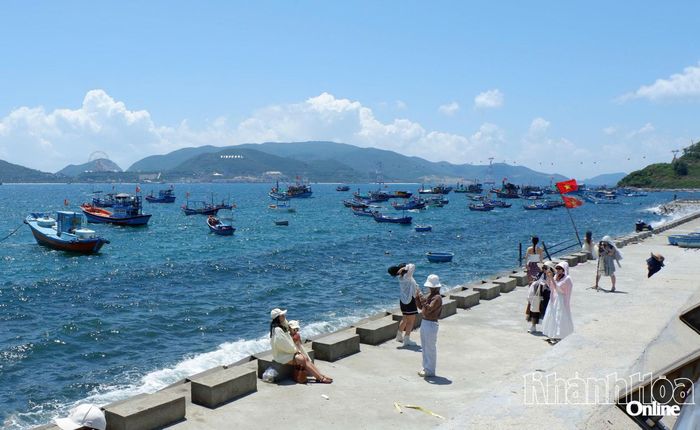 Bờ kè Tây Hải thu hút nhiều người tới chụp hình.