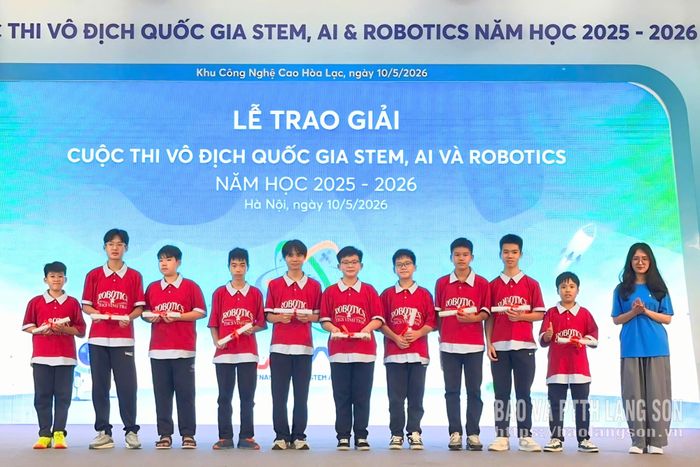Các em học sinh Trường Trung học cơ sở Vĩnh Trại nhận giải tại chương trình