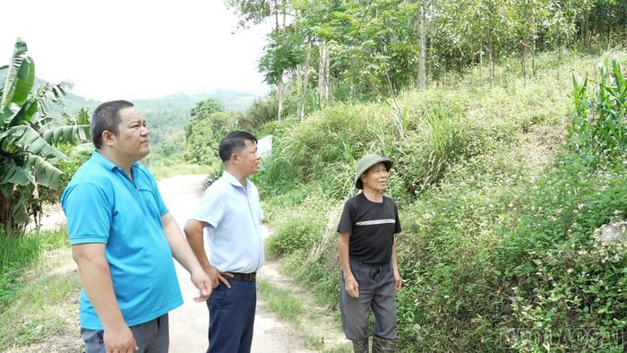 Lãnh đạo Phòng Kinh tế xã Thượng Hà (người đứng giữa) kiểm tra các điểm có nguy cơ sạt lở trên địa bàn xã.