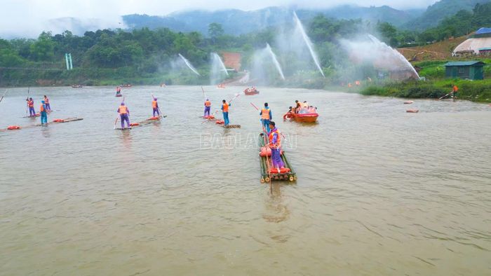 Lực lượng chức năng thực hiện công tác cứu hộ, cứu nạn tại tình huống giả định trong cuộc sơ duyệt diễn tập phòng thủ dân sự, phòng chống thiên tai, thảm họa và ứng phó lũ ống, lũ quét, sạt lở đất năm 2026.