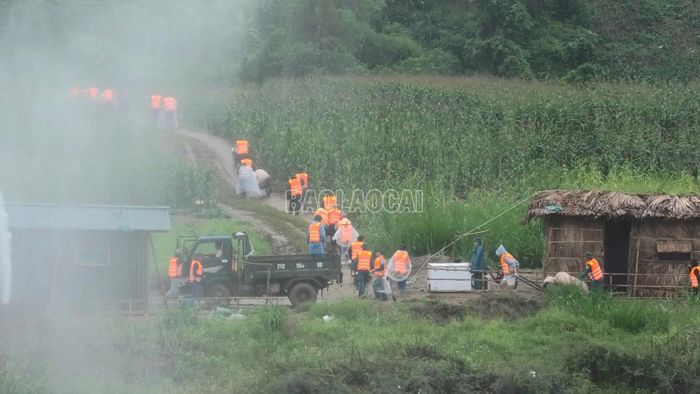 Lực lượng chức năng thực hiện tình huống sơ tán người và tài sản cho người dân trong cuộc sơ duyệt diễn tập phòng thủ dân sự, phòng chống thiên tai, thảm họa và ứng phó lũ ống, lũ quét, sạt lở đất năm 2026.