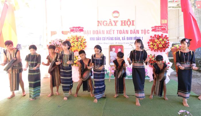 Các thành viên Đội chiêng nhí ở xã Đam Rông 1
