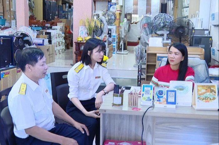 Chị Hồ Hà La Gi được cán bộ thuế hỗ trợ kê khai thuế, nộp thuế điện tử