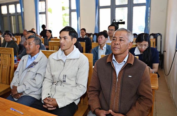 Cử tri xã Hiệp Thạnh tham gia hội nghị