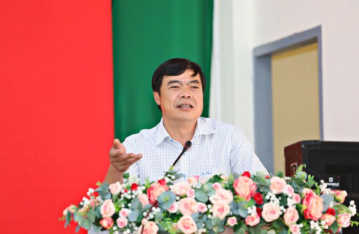 Ông Đặng Đức Hiệp, Phó Trưởng đoàn chuyên trách Đoàn ĐBQH tỉnh Lâm Đồng phát biểu tiếp thu, giải trình các ý kiến từ cử tri xã Hiệp Thạnh