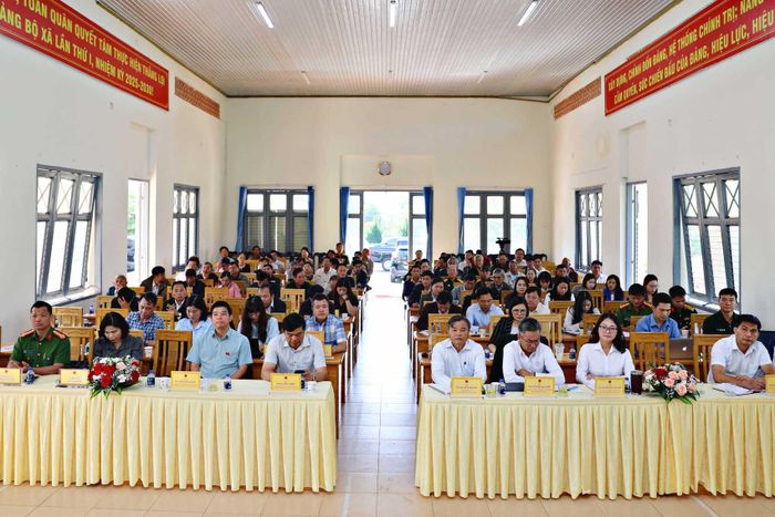Đoàn ĐBQH tỉnh, các sở, ngành, đơn vị liên quan và lãnh đạo địa phương cùng đông đảo cử tri tham dự hội nghị