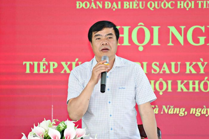 Ông Đặng Đức Hiệp, Phó Trưởng đoàn chuyên trách Đoàn ĐBQH tỉnh Lâm Đồng phát biểu tiếp thu, giải trình các ý kiến từ cử tri xã Tà Năng