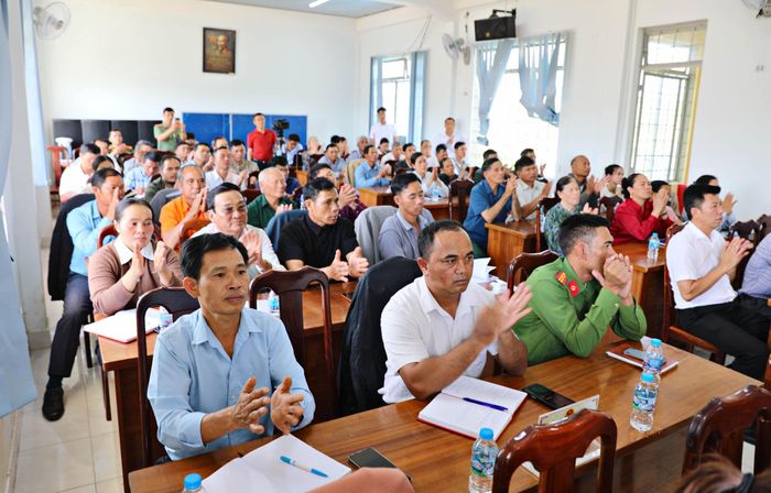Cử tri xã Tà Năng tại hội nghị tiếp xúc cử tri