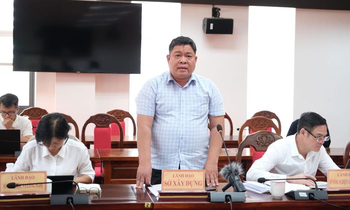 Đại diện lãnh đạo Sở Xây dựng trả lời các câu hỏi của báo chí liên quan đến lĩnh vực giao thông, vận tải