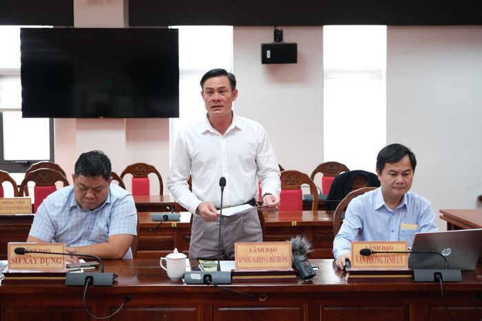 Đại diện lãnh đạo Sở Nông nghiệp và Môi trường nêu các vấn đề báo chí quan tâm trong tháng