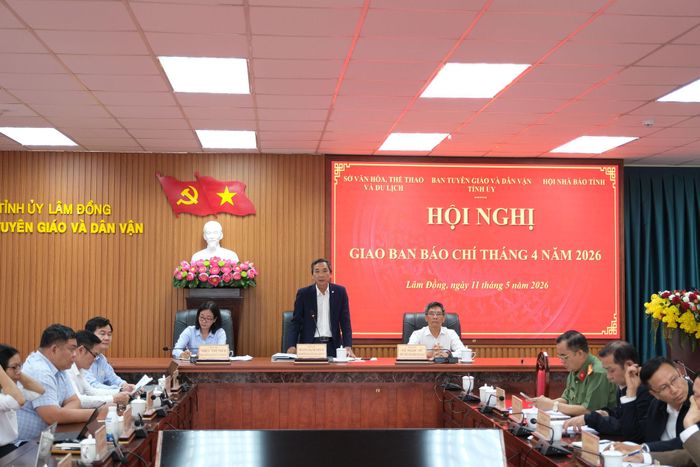 Các đồng chí Hoàng Mạnh Thắng, Phó Trưởng Ban Tuyên giáo và Dân vận Tỉnh ủy; Khúc Thị Thoi, Phó Giám đốc Sở Văn hóa, Thể thao và Du lịch Lâm Đồng; Vũ Ngọc Tú, Phó Giám đốc Báo và Phát thanh, Truyền hình Lâm Đồng chủ trì hội nghị