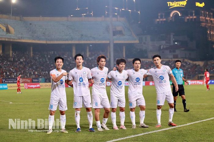 Các cầu thủ Thép Xanh Nam Định ăn mừng bàn thắng nâng tỷ số lên 2-1 của Văn Đạt.