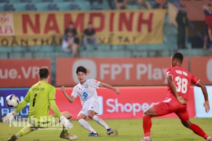 Tình huống cầu thủ Ngọc Sơn ghi bàn gỡ hòa 1-1 cho CLB Thép Xanh Nam Định.