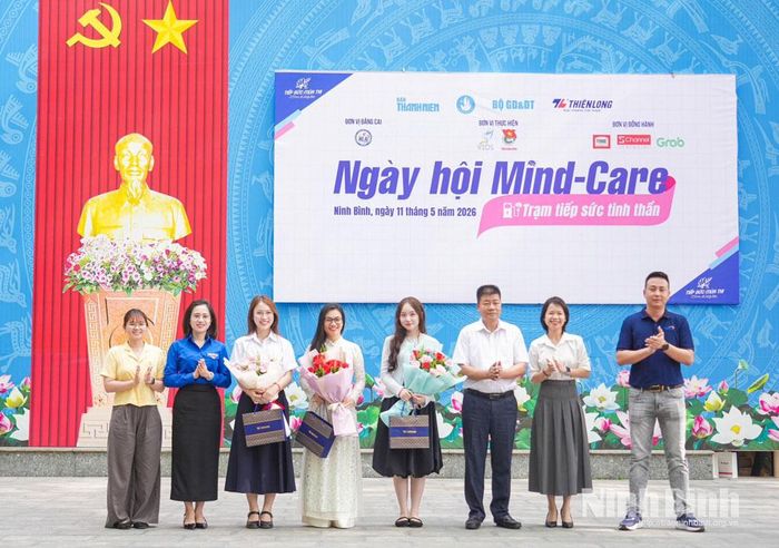 Ban tổ chức tặng hoa và quà lưu niệm cho các khách mời tại chương trình.