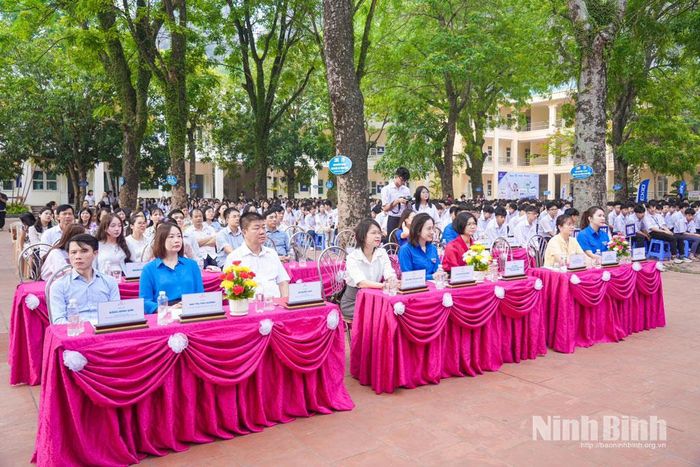 Các đại biểu dự chương trình.