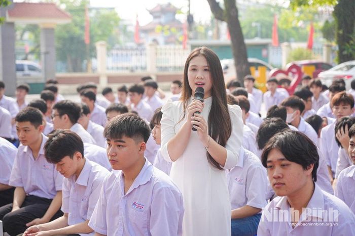 Học sinh Trường THPT Hoa Lư A đặt câu hỏi cho các khách mời tại chương trình.