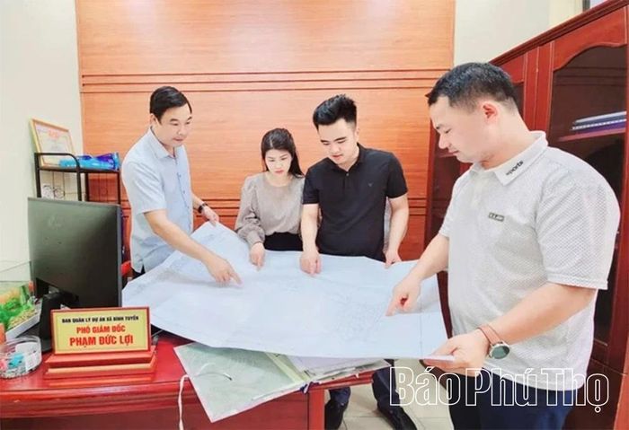 Cán bộ Ban Quản lý dự án xã Bình Tuyền bàn giải pháp tháo gỡ khó khăn cho các dự án triển khai trên địa bàn xã.
