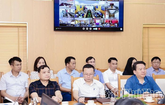 Các đại biểu dự hội nghị trực tuyến tại điểm cầu Sở Y tế.