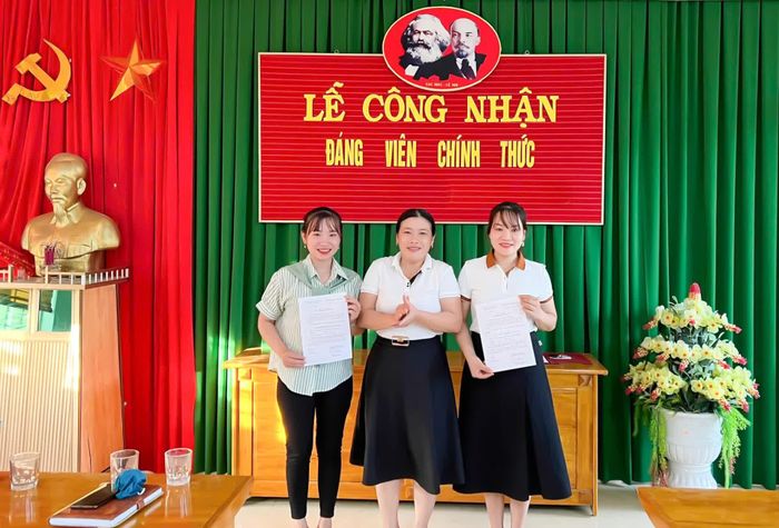 Lễ công nhận đảng viên chính thức tại Chi bộ Trường mầm non Trường Thủy - Ảnh: N.H
