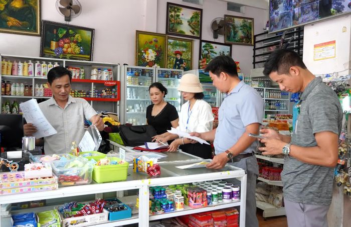 Đoàn kiểm tra liên ngành phường Đồng Hới kiểm tra thủ tục hồ sơ của các cơ sở kinh doanh trên địa bàn - Ảnh: H.Tr
