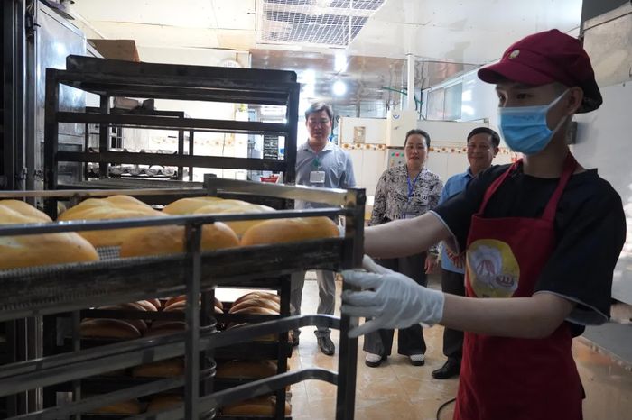 Cơ sở sản xuất bánh trên đường Trần Hưng Đạo cơ bản bảo đảm về sinh an toàn thực phẩm - Ảnh: H.Tr