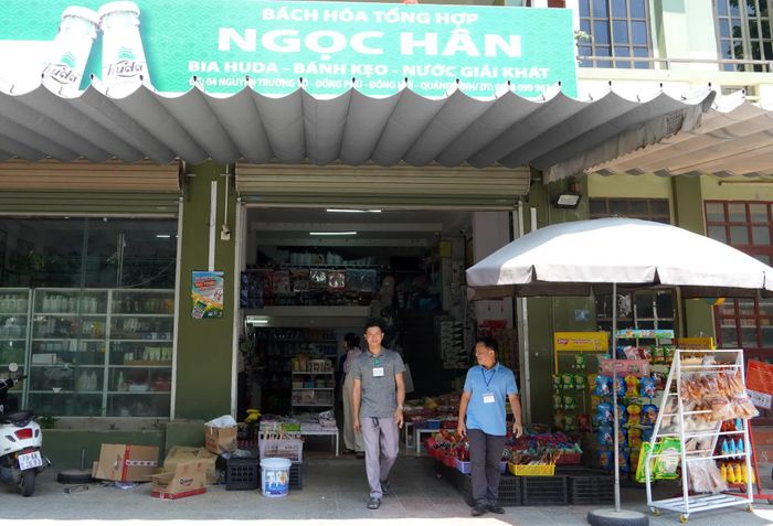 Đoàn kiểm tra liên ngành phường Đồng Hới kiểm tra cơ sở kinh doanh trên địa bàn - Ảnh: H.Tr