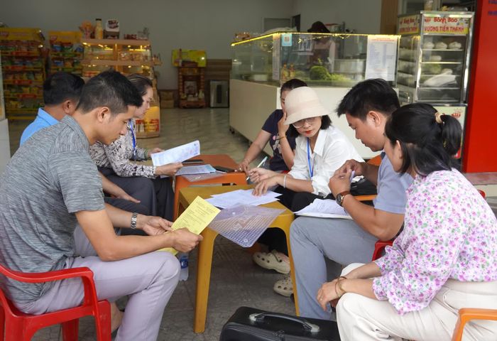 Các thành viên đoàn kiểm tra đang hướng dẫn chủ cơ sở sản xuất, kinh doanh về bảo đảm quy cách của nhãn mác sản phẩm - Ảnh: H.Tr