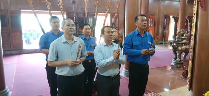 Các đại biểu dâng hương tại Đền thờ Bác Hồ và các Anh hùng liệt sĩ tỉnh - Ảnh: H.Đ