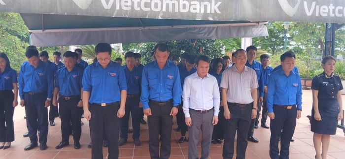 Các đại biểu tưởng niệm Chủ tịch Hồ Chí Minh và các anh hùng liệt sĩ - Ảnh: H.Đ