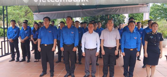 Các đại biểu tham dự lễ chào cờ và phát động phong trào “Tuần lễ cao điểm Thanh niên làm theo lời Bác” - Ảnh: H.Đ