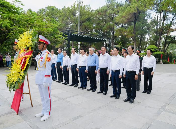 Đoàn công tác của các đồng chí nguyên lãnh đạo Đảng, Nhà nước và lãnh đạo tỉnh Quảng Trị thực hiện nghi thức dâng hoa, dâng hương tại Nghĩa trang liệt sĩ quốc gia Trường Sơn - Ảnh: Mỹ Nhị