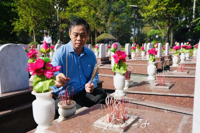 Đồng chí Nguyễn Đăng Quang, Phó Bí thư Tỉnh ủy, Chủ tịch HĐND tỉnh dâng hương lên phần mộ các anh hùng liệt sĩ tại Nghĩa trang liệt sĩ quốc gia Trường Sơn - Ảnh: Mỹ Nhị