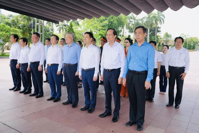 Đoàn công tác tri ân, tưởng nhớ các anh hùng liệt sĩ đã anh dũng hy sinh trong cuộc chiến đấu 81 ngày đêm bảo vệ Thành Cổ Quảng Trị năm 1972 - Ảnh: Mỹ Nhị
