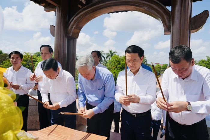 Đồng chí Nguyễn Hòa Bình và các thành viên trong đoàn công tác kính cẩn dâng hương tại Đài tưởng niệm trung tâm Di tích quốc gia đặc biệt Thành Cổ Quảng Trị - Ảnh: Mỹ Nhị