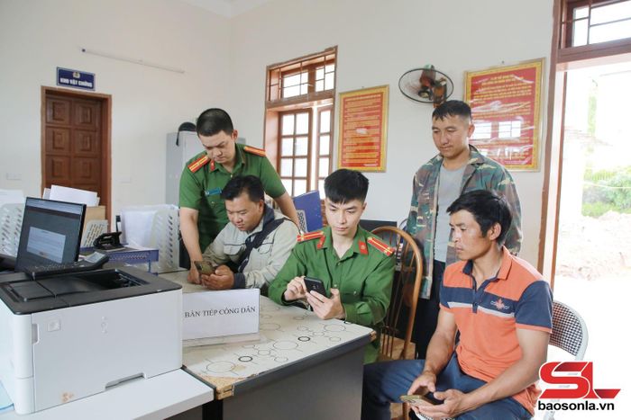 Công an xã Lóng Sập hướng dẫn người dân tố giác tội phạm qua ứng dụng VNeID.