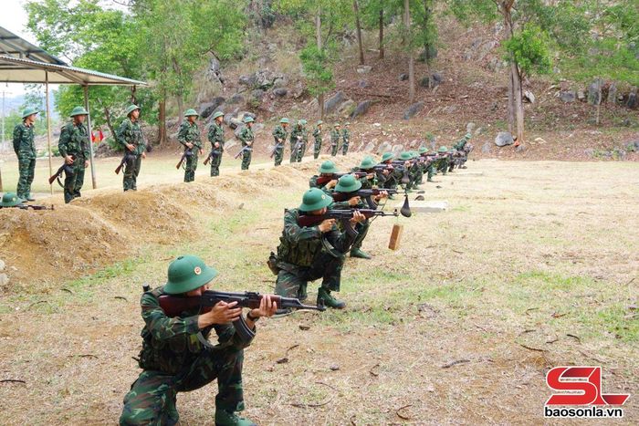 Chiến sĩ Tiểu đoàn 1, Trung đoàn 754 luyện tập bắn súng AK bài 1.