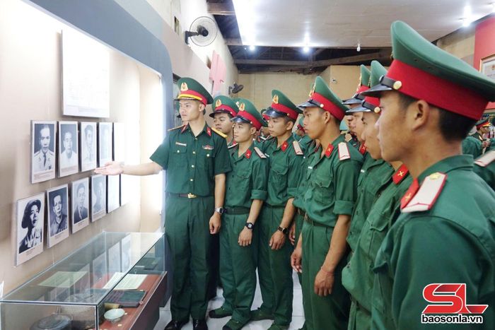 Trung đoàn 754 giáo dục truyền thống cách mạng cho chiến sĩ tại Di tích quốc gia đặc biệt Nhà tù Sơn La.