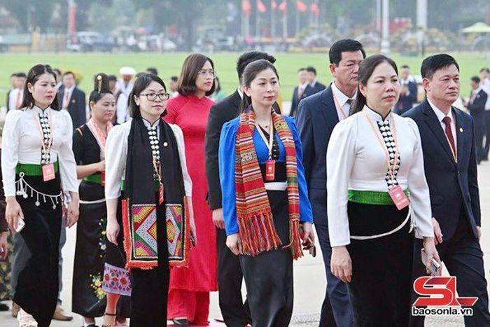 Các đại biểu tỉnh Sơn La tham dự lễ viếng Chủ tịch Hồ Chí Minh và tưởng niệm các Anh hùng liệt sĩ.