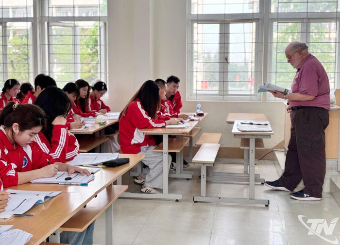 Tiến sĩ Bill McDonald trên giảng đường Khoa Ngôn ngữ Anh, Trường Ngoại ngữ (Đại học Thái Nguyên).