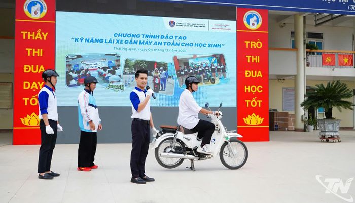 Trường THPT Chuyên Thái Nguyên phối hợp tổ chức chương trình hướng dẫn lái xe an toàn, nâng cao ý thức chấp hành pháp luật và ứng xử văn hóa khi tham gia giao thông cho học sinh.