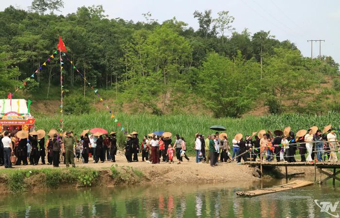 Đông đảo người dân và du khách tham dự Lễ hội “Chợ tình Xuân Dương” năm 2026.
